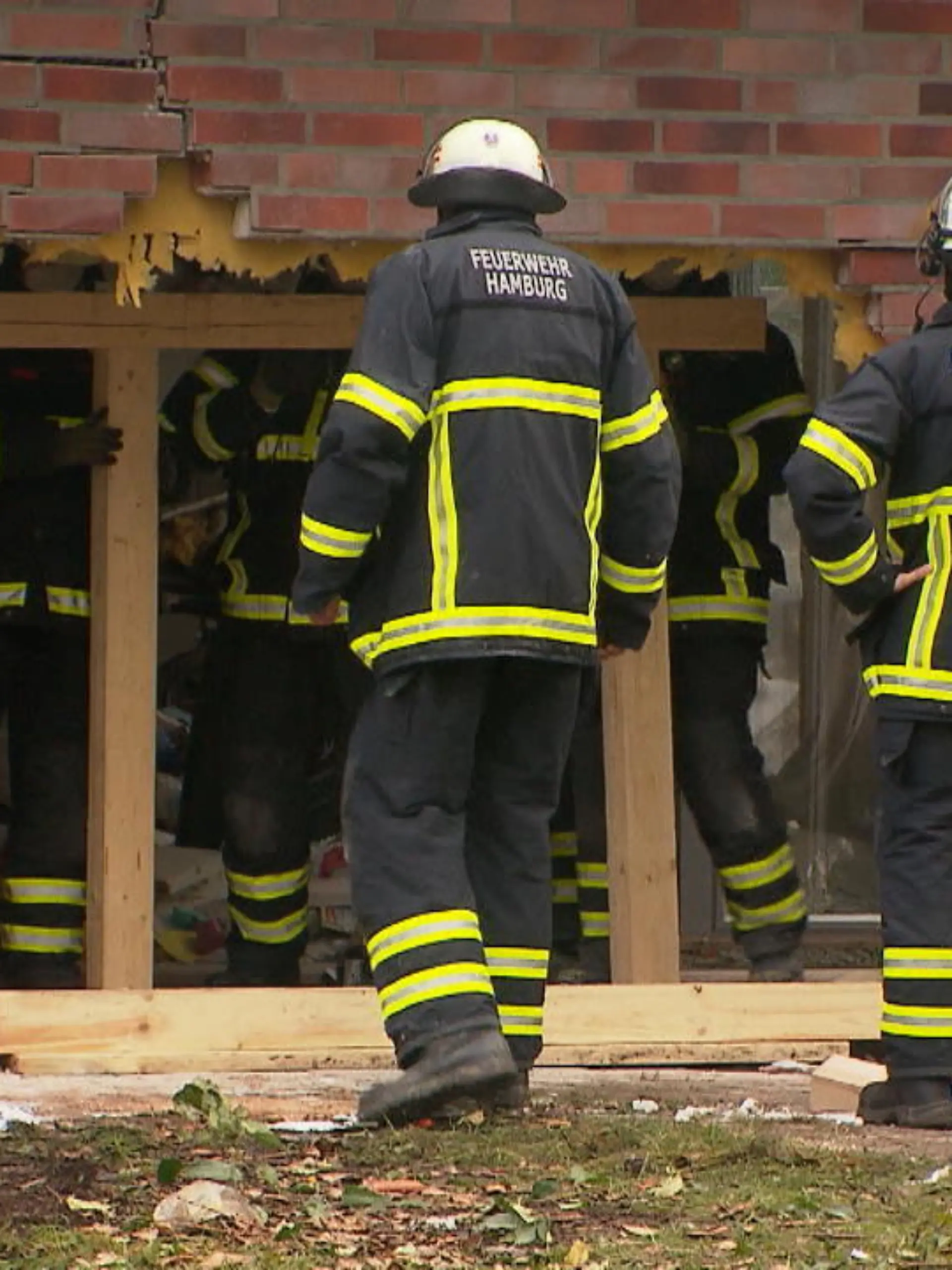 Bild zu: "Seniorin kracht mit Auto in Hauswand"