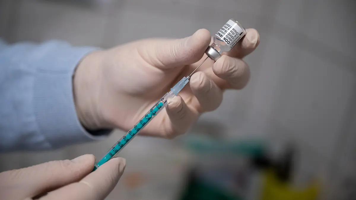 ARCHIV - 06.04.2021, Hessen, Wiesbaden: Ein Arzt zieht in einer Hausarztpraxis eine Spritze mit dem Impfstoff von Pfizer/Biontech auf (zu dpa: «Rund 65 000 Corona-Auffrischimpfungen in Hessen»). Foto: Sebastian Gollnow/dpa +++ dpa-Bildfunk +++