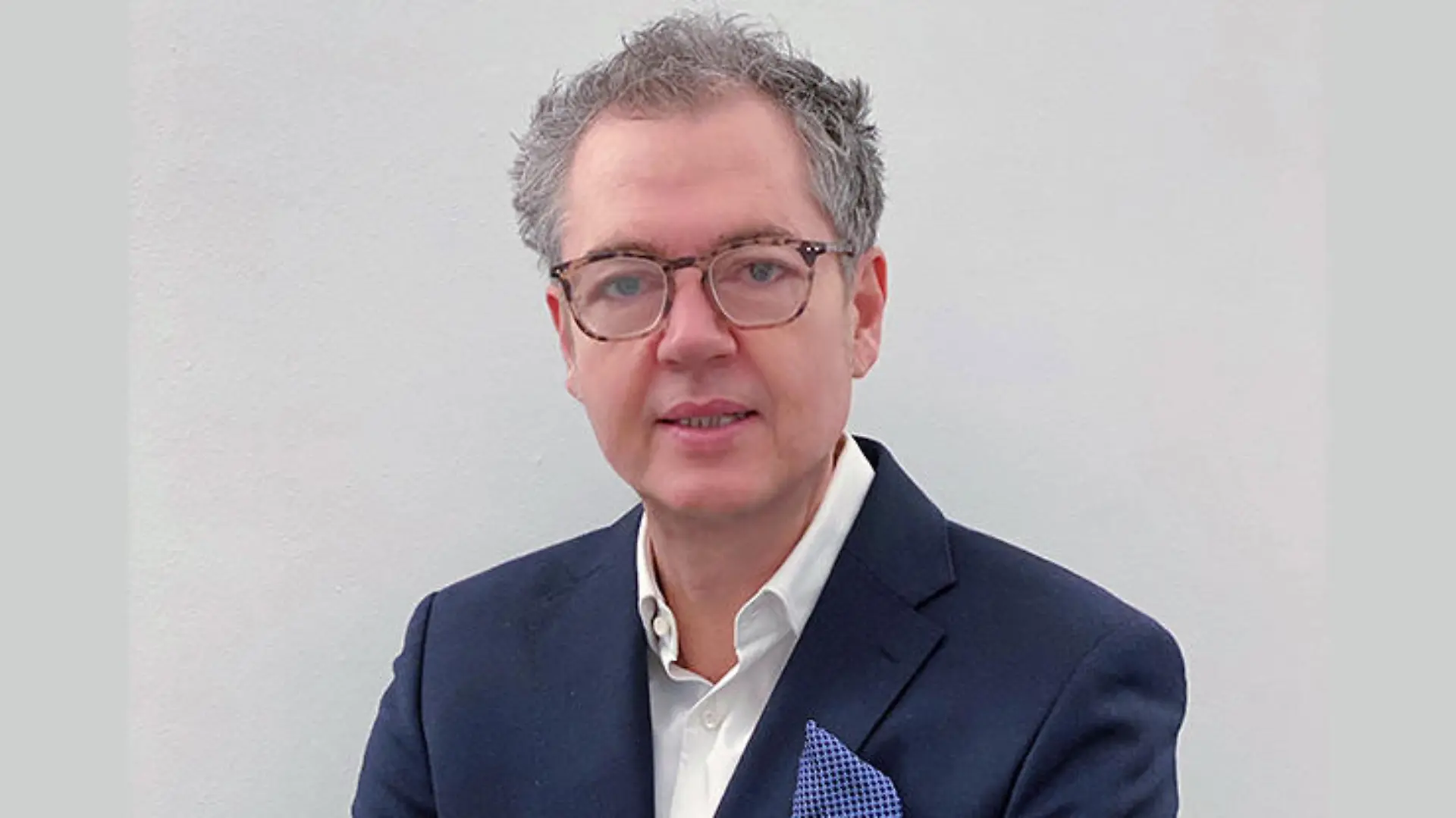 Lungenarzt Dr. Martin Ehlers aus Hamburg warnt: Beim Händeschütteln können sich Millionen von Viren übertragen