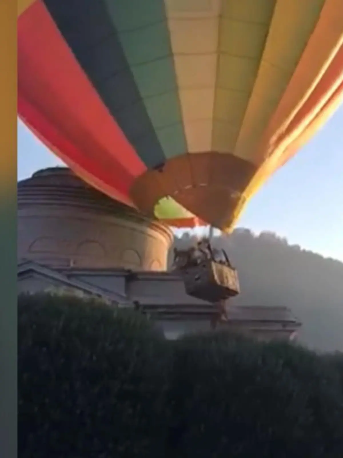 Bild zu: "Heißluftballon gerät außer Kontrolle"