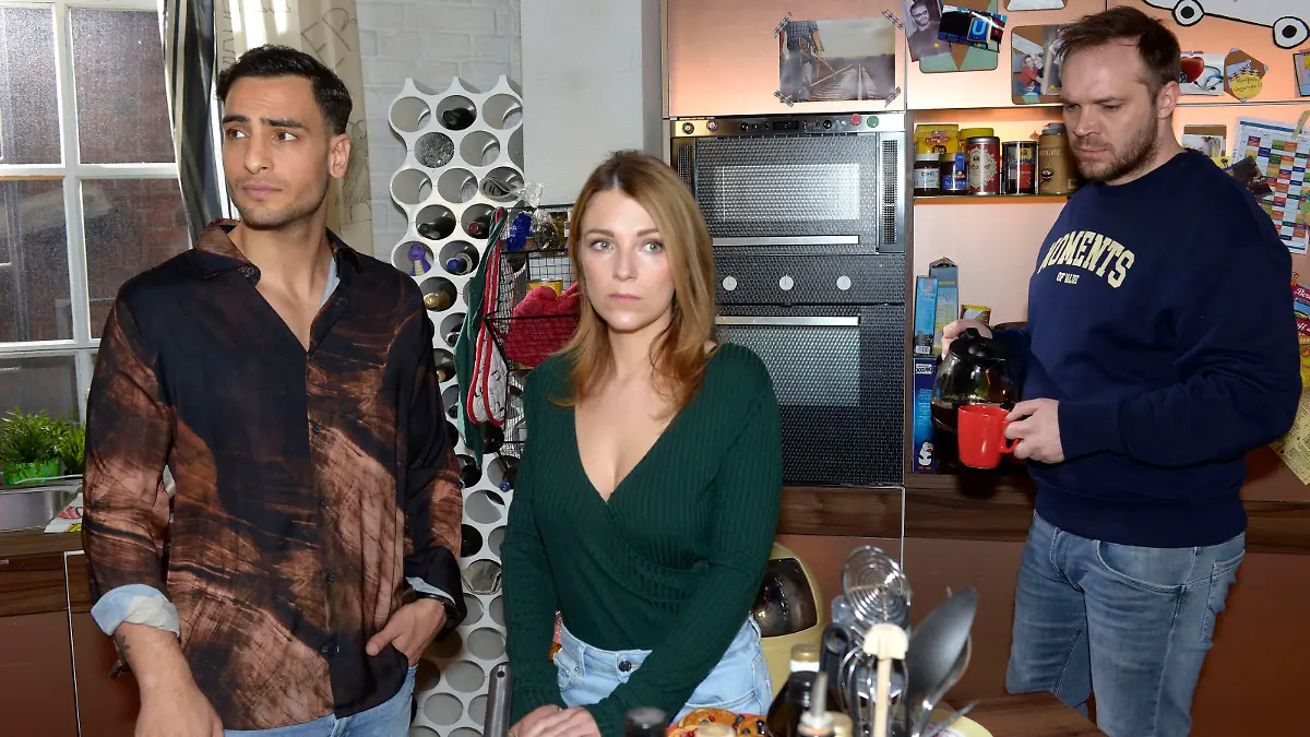 Zwischen Nihat (Timur Ülker, l.), Lilly (iris Mareike Steen) und Erik (Patrick Heinrich) herrscht Eiszeit.
Die Verwendung des sendungsbezogenen Materials ist nur mit dem Hinweis und Verlinkung auf RTL+ gestattet.