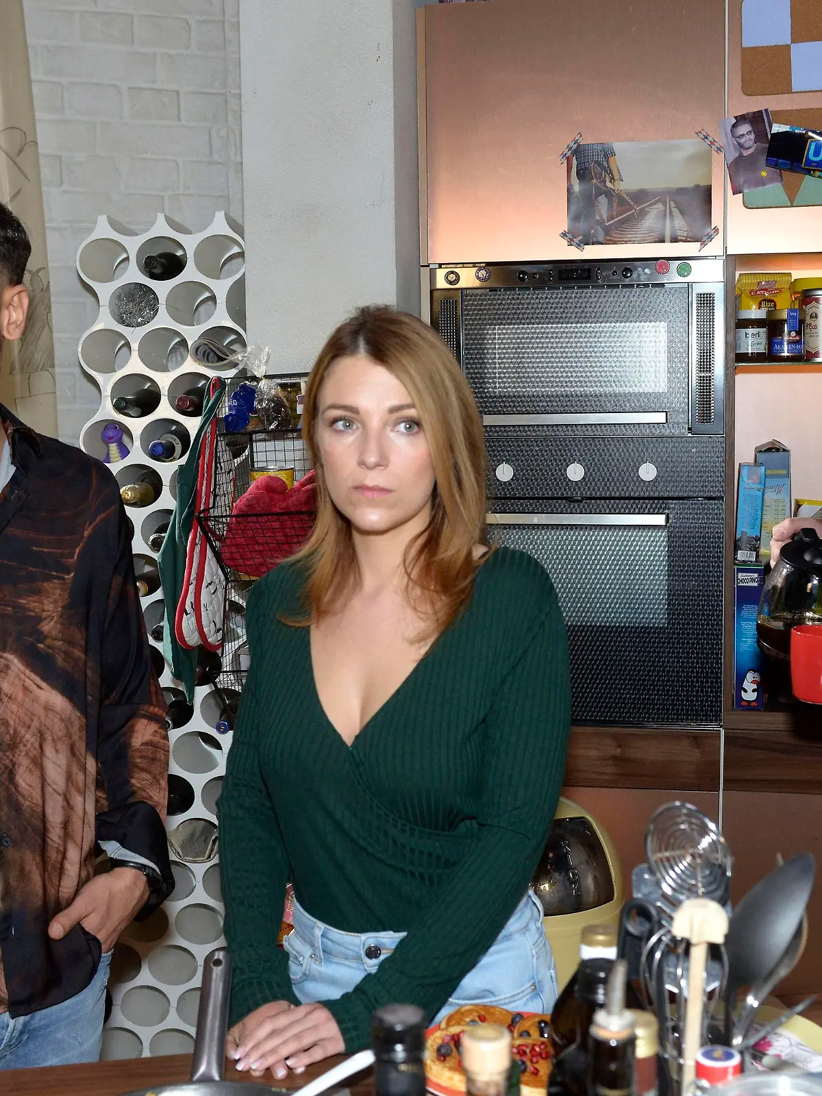 Zwischen Nihat (Timur Ülker, l.), Lilly (iris Mareike Steen) und Erik (Patrick Heinrich) herrscht Eiszeit.

Die Verwendung des sendungsbezogenen Materials ist nur mit dem Hinweis und Verlinkung auf RTL+ gestattet.