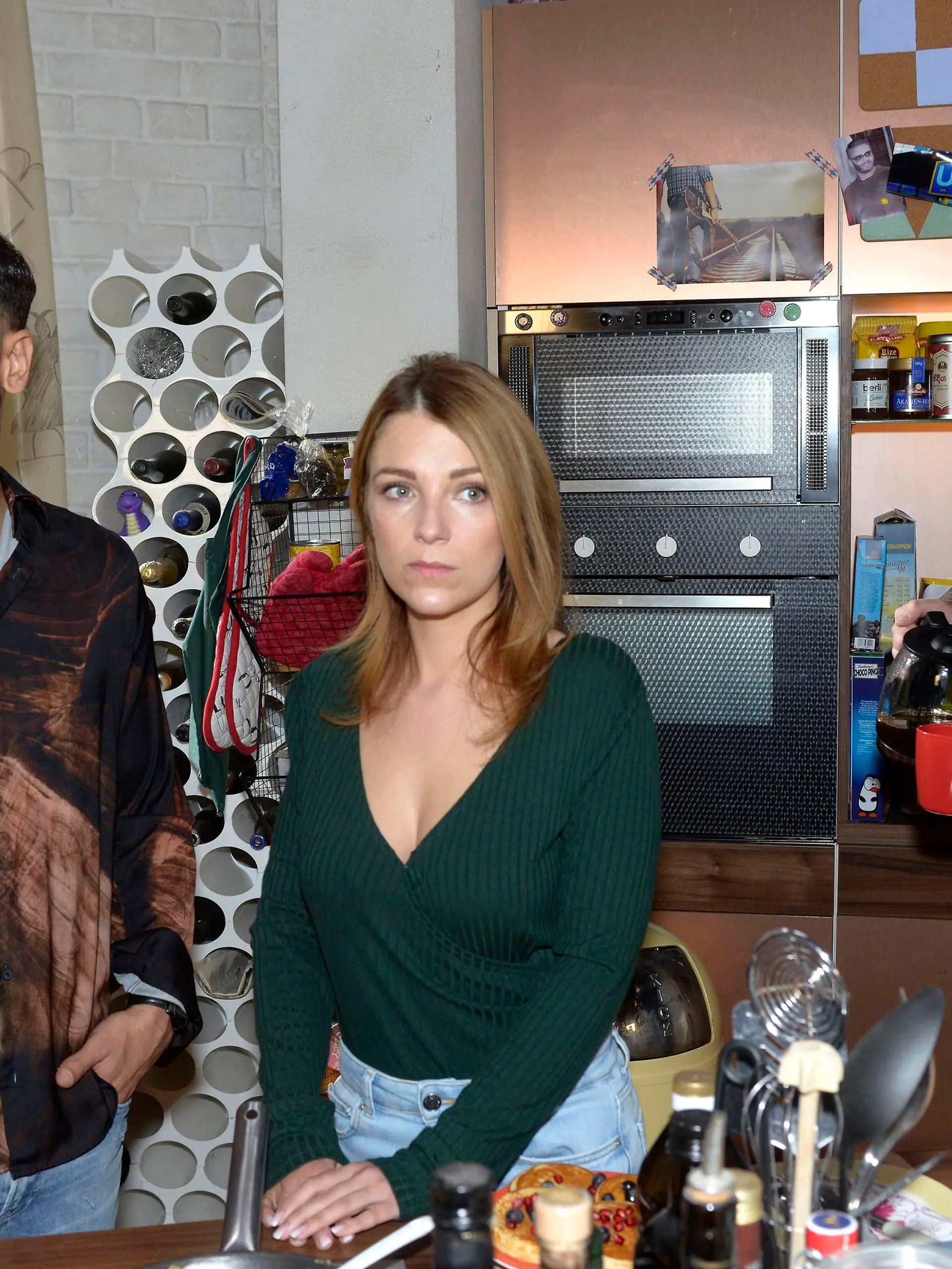 Zwischen Nihat (Timur Ülker, l.), Lilly (iris Mareike Steen) und Erik (Patrick Heinrich) herrscht Eiszeit.

Die Verwendung des sendungsbezogenen Materials ist nur mit dem Hinweis und Verlinkung auf RTL+ gestattet.