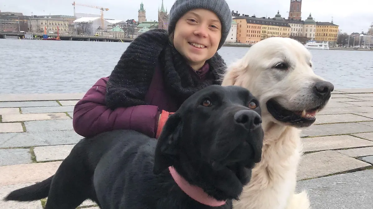Greta Thunberg und ihre Hunde Roxy (l.) und Moses (r.).