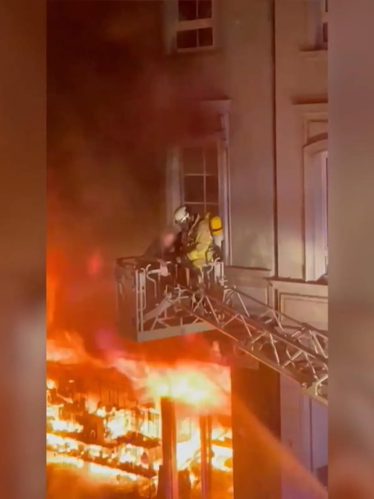Bild zu: "Frau bei Brand in Duisburg gerettet"