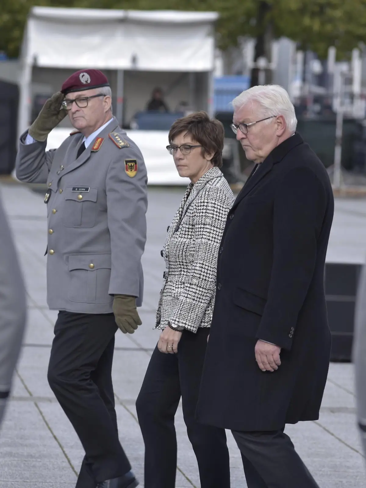  Würdigung des Afghanistan-Einsatzes der Bundeswehr Deutschland, Berlin, 13.10.2021: Bundespräsident Steinmeier, Bundeskanzlerin Merkel und BMin Kramp-Karrenbauer nehmen am zentralen Abschlussappell zum Ende des Afghanistan-Einsatzes teil. *** Appreciation of the Bundeswehrs Afghanistan mission Germany, Berlin, 13 10 2021 Federal President Steinmeier, Chancellor Merkel and BMin Kramp Karrenbauer take part in the central final roll call to mark the end of the Afghanistan mission