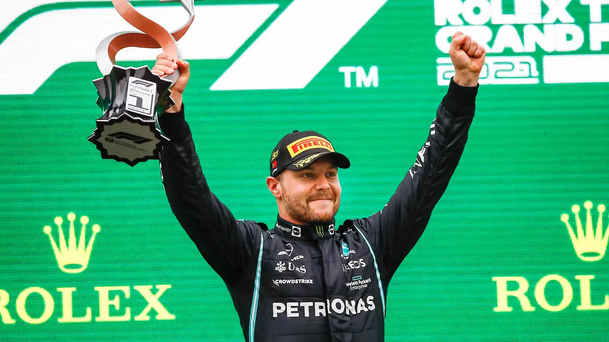  BOTTAS Valtteri fin, Mercedes AMG F1 GP W12 E Performance, portrait celebrating his victory at the podium during the Formula 1 Rolex Turkish Grand Prix 2021, 16th round of the 2021 FIA Formula One World Championship, WM, Weltmeisterschaft from October 8 to 10, 2021 on the Istanbul Park, in Tuzla, Turkey - F1 - TURKISH GRAND PRIX 2021 - RACE DPPI/Panoramic PUBLICATIONxNOTxINxFRAxITAxBEL 00121034__B2_0577
