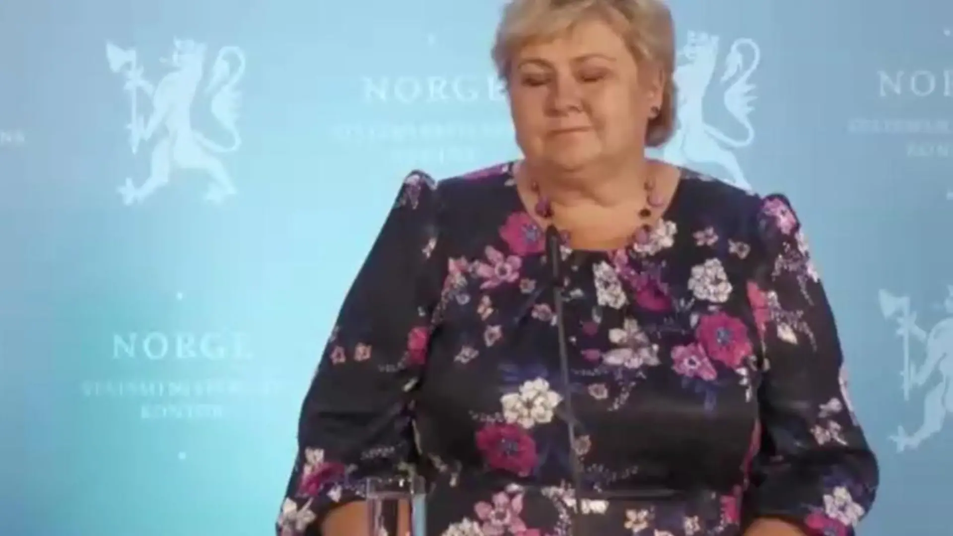 Nach dem Attentat in Kongsberg trat die norwegische Ministerpräsidentin Erna Solberg vor die Presse.