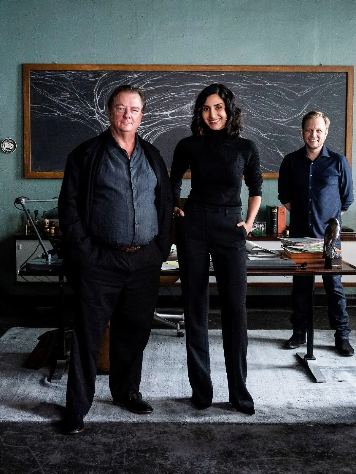 Drehstart für die Drama-Serie "Glauben": Daniel Prochaska (Regie), Hauptdarsteller Peter Kurth und Narges Rashidi, Jan Ehlert (Produzent) und Ferdinand von Schirach (Konzept & Buch) (v.l.)