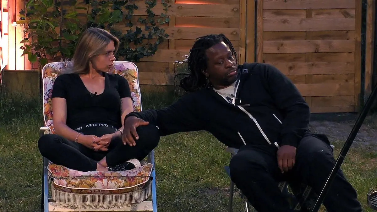 Adelina hat ein Problem mit Mikes (An)-Blick "Mir wird übel!"