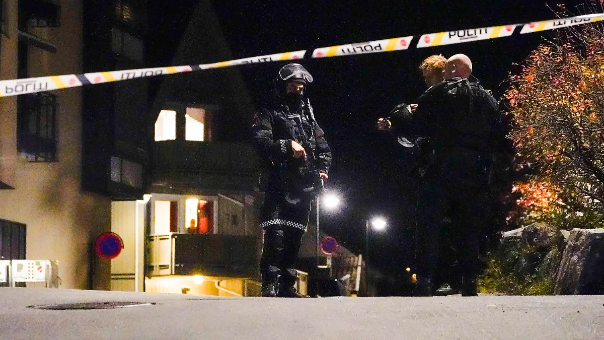 13.10.2021, Norwegen, Kongsberg: Polizisten ermitteln im Zentrum von Kongsberg nach einer Gewalttat. Bei der Gewalttat hat es mehrere Tote und Verletzte gegeben. Foto: Håkon Mosvold Larsen/NTB/dpa +++ dpa-Bildfunk +++
