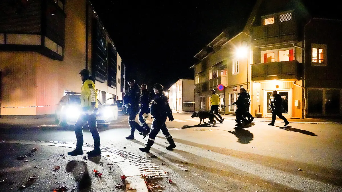 Police officers investigate after several people were killed and others were injured by a man using a bow and arrows to carry out attacks, in Kongsberg, Norway, October 13, 2021. Hakon Mosvold/NTB/via REUTERS ATTENTION EDITORS - THIS IMAGE WAS PROVIDED BY A THIRD PARTY. NORWAY OUT. NO COMMERCIAL OR EDITORIAL SALES IN NORWAY.