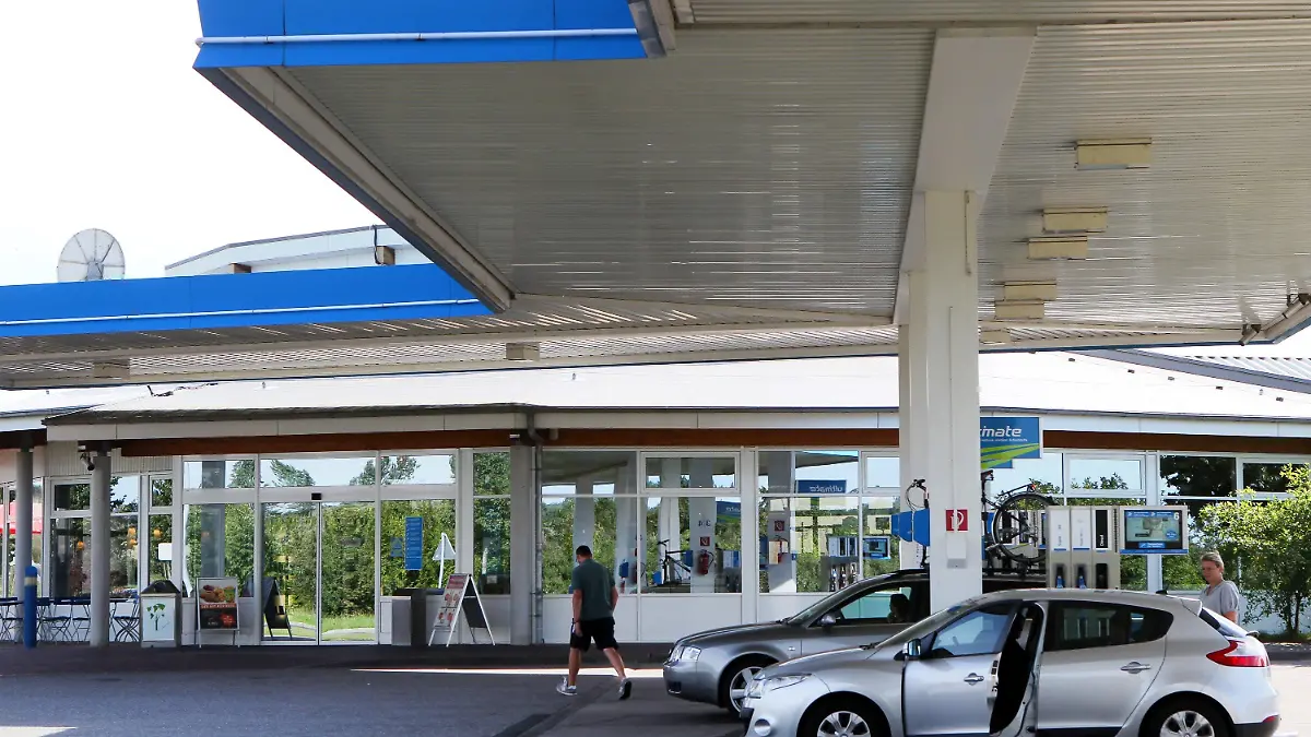 Die Autobahnraststätte Recknitz-Niederung West an der Autobahn A 19 bei Spoitgendorf (Kreis Güstrow), aufgenommen am 20.07.2011. Noch immer sind viele Raststätten an Deutschlands Autobahnen zu teuer und familienunfreundlich - dies hat der ADAC bei seinem Rastanlagentest 2011 festgestellt. Die Tester hatten 50 Autobahnraststätten und Autohöfe an den Hauptreiserouten in Deutschland unter die Lupe genommen. Nur eine Raststätte schaffte die Note «sehr gut»: Testsieger wurde die Autobahnraststätte Recknitz-Niederung (West) an der A19 in Mecklenburg-Vorpommern. Foto: Bernd Wüstneck dpa/lmv +++(c) dpa - Bildfunk+++