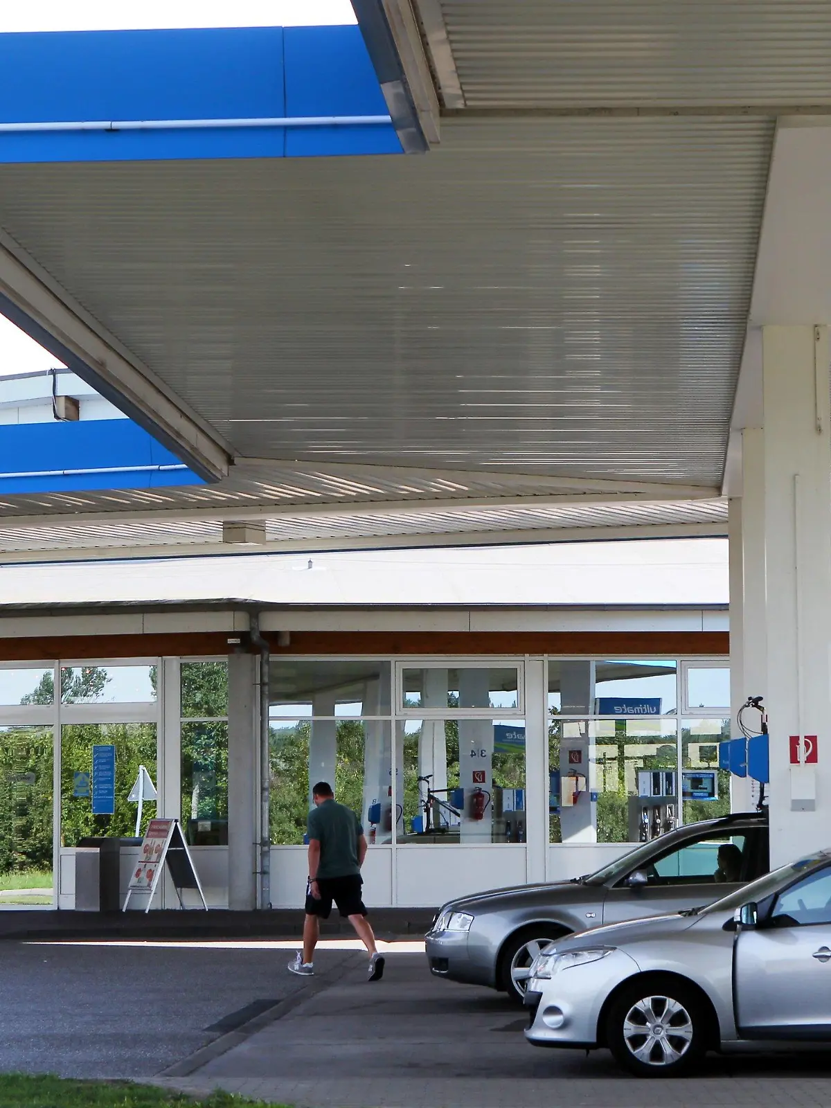 Die Autobahnraststätte Recknitz-Niederung West an der Autobahn A 19 bei Spoitgendorf (Kreis Güstrow), aufgenommen am 20.07.2011. Noch immer sind viele Raststätten an Deutschlands Autobahnen zu teuer und familienunfreundlich - dies hat der ADAC bei seinem Rastanlagentest 2011 festgestellt. Die Tester hatten 50 Autobahnraststätten und Autohöfe an den Hauptreiserouten in Deutschland unter die Lupe genommen. Nur eine Raststätte schaffte die Note «sehr gut»: Testsieger wurde die Autobahnraststätte Recknitz-Niederung (West) an der A19 in Mecklenburg-Vorpommern. Foto: Bernd Wüstneck dpa/lmv  +++(c) dpa - Bildfunk+++