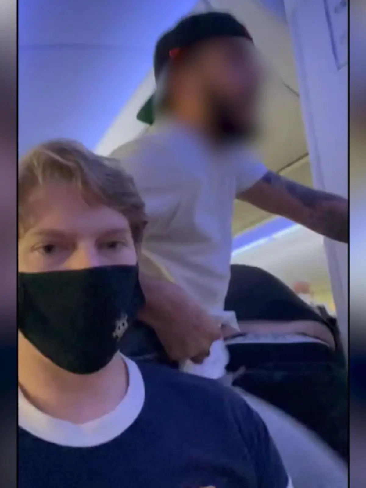 An Bord eines Fliegers von United Airlines ist ein Fluggast ausgerastet. Er sollte sich wegen Corona seine Maske anziehen. Sehen Sie die Szene hier im Video.