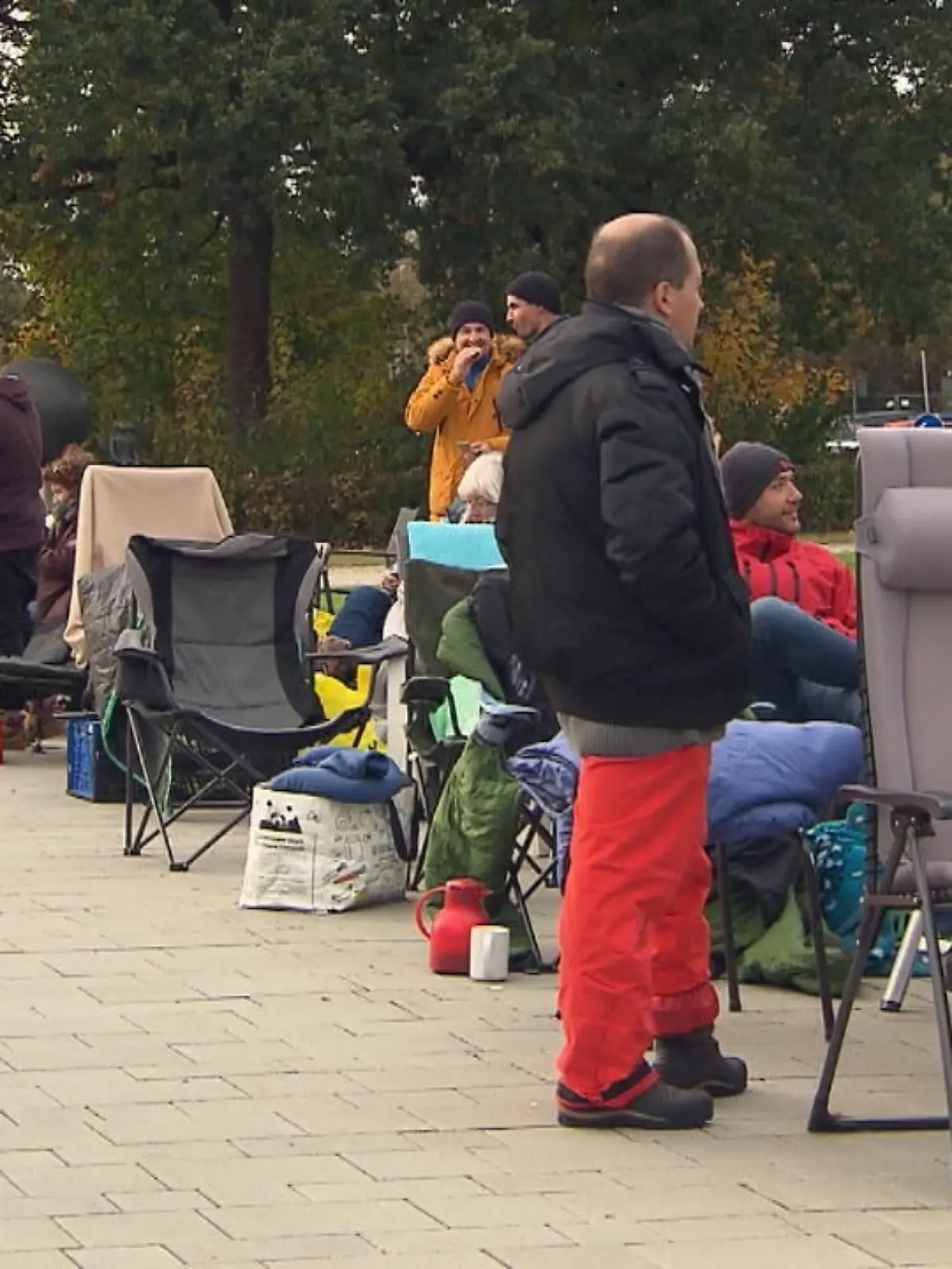 Bild zu: "Menschen campen für ein Grundstück"