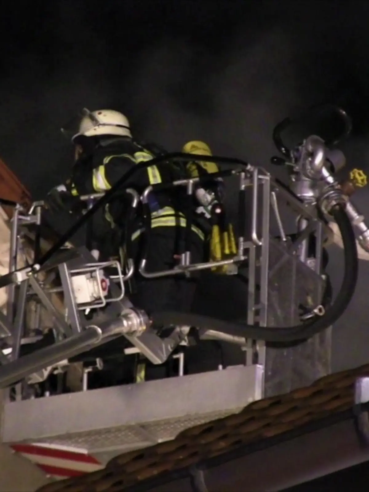 Der Bewohner hat sich bei der Flucht aus der brennenden Wohnung eines Mehrfamilienhauses in Bensheim an der Bergstraße schwer verletzt.