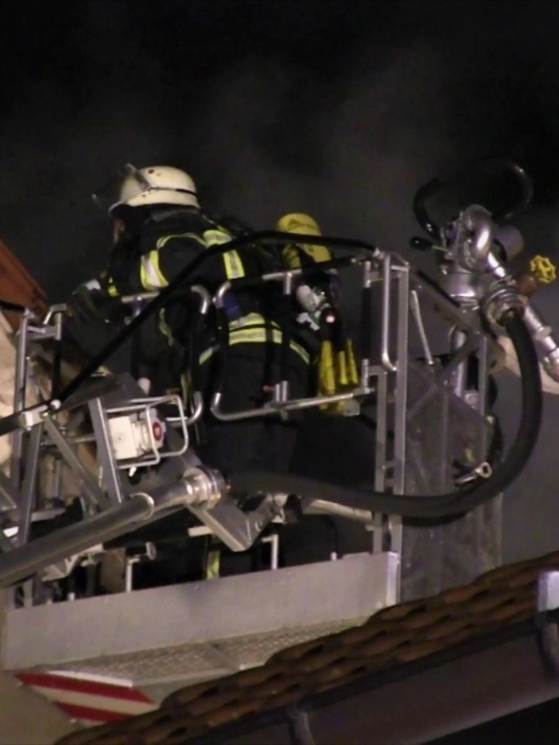 Der Bewohner hat sich bei der Flucht aus der brennenden Wohnung eines Mehrfamilienhauses in Bensheim an der Bergstraße schwer verletzt.