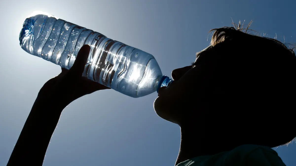 ILLUSTRATION - Ein Junge trinkt am 19.06.2013 aus einer Wasserflasche in Frankfurt (Oder) (Brandenburg). Schon zu Mittag hat die Quecksilbersäule die 30 Grad Celsius Marke überschritten. Foto: Patrick Pleul/dpa | Verwendung weltweit