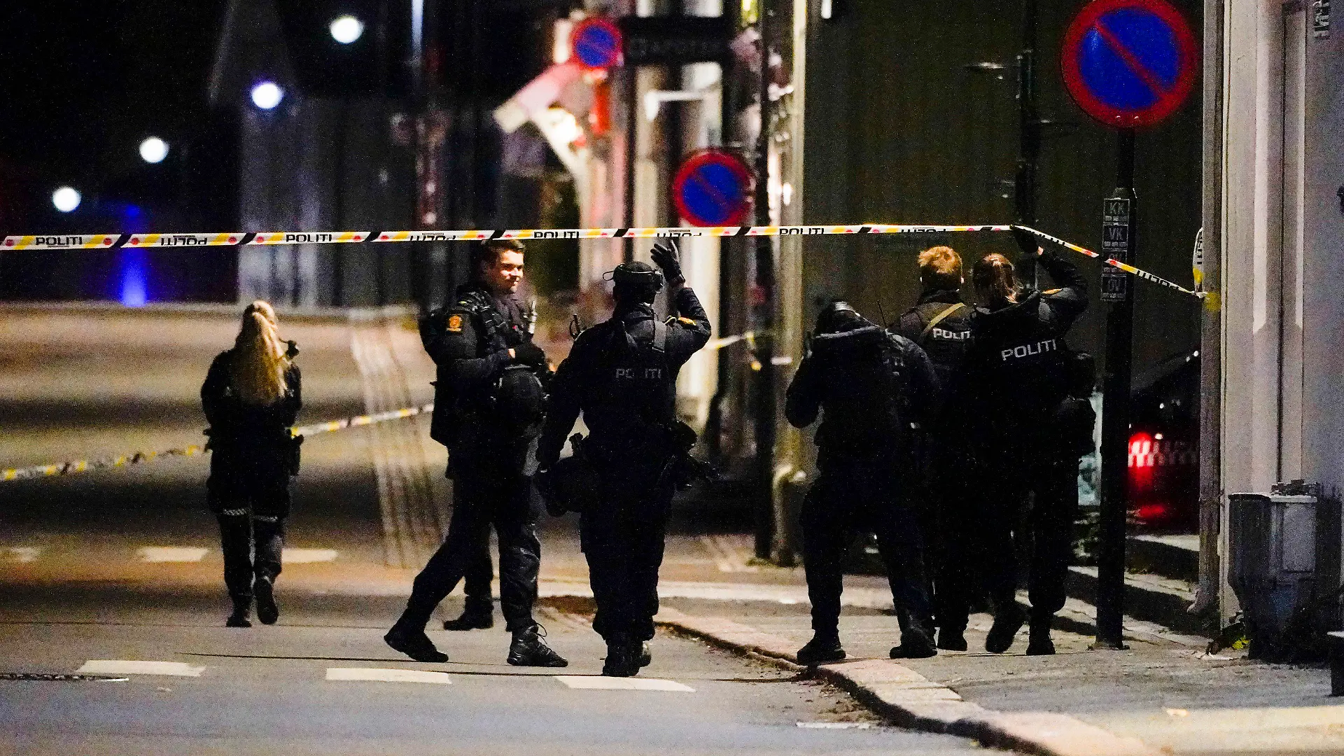 13.10.2021, Norwegen, Kongsberg: Polizisten ermitteln im Zentrum von Kongsberg nach einer Gewalttat. Bei der Gewalttat hat es mehrere Tote und Verletzte gegeben. Foto: Håkon Mosvold Larsen/NTB/dpa +++ dpa-Bildfunk +++