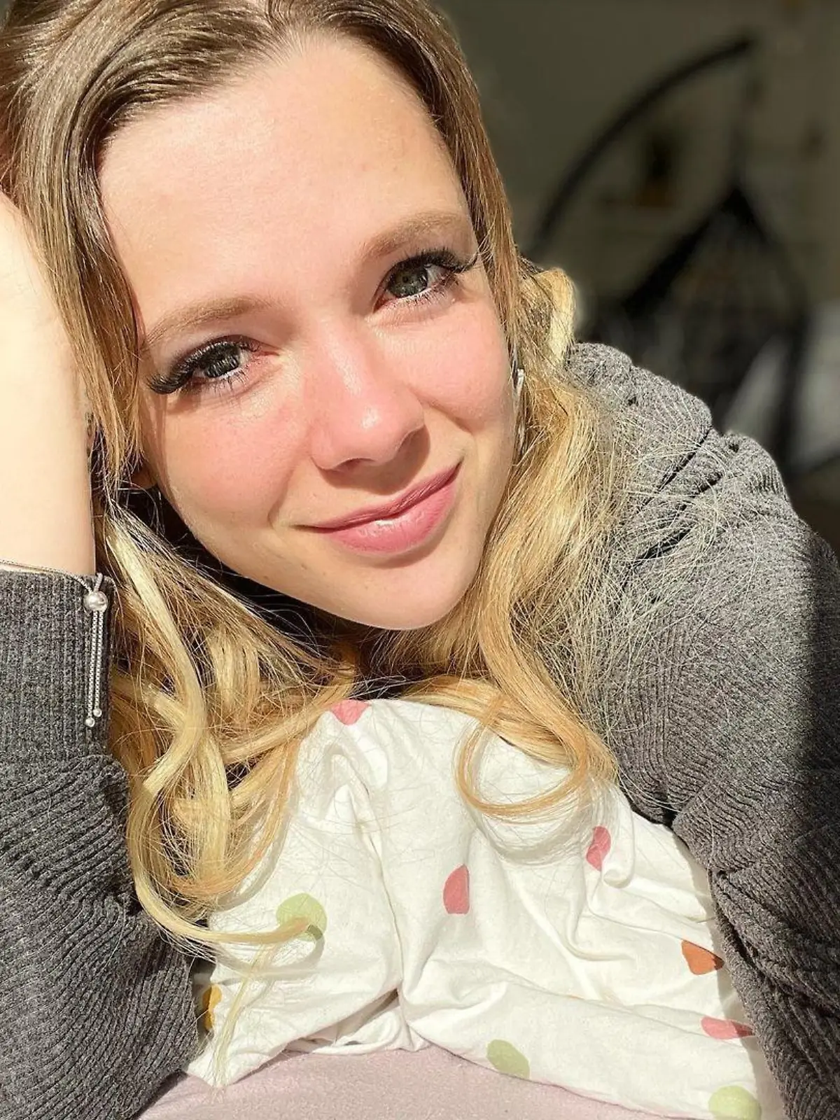 Anne Wünsche hat einen Mietvertrag für eine Wohnung auf Mallorca unterschrieben.
