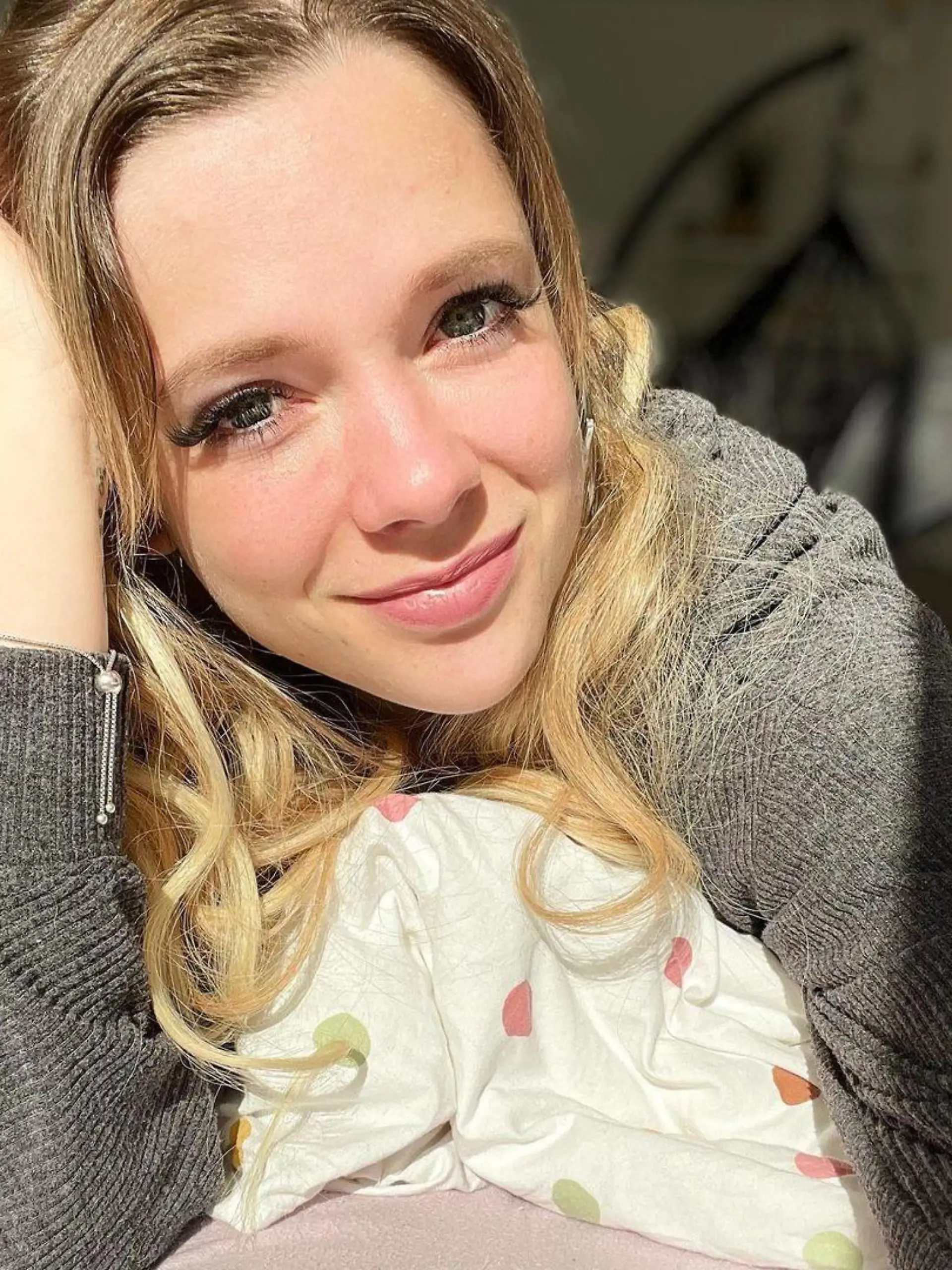 Anne Wünsche hat einen Mietvertrag für eine Wohnung auf Mallorca unterschrieben.