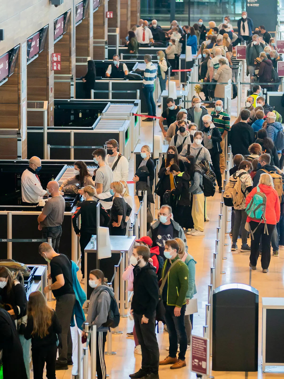 09.10.2021, Brandenburg, Schönefeld: Zahlreiche Passagiere stehen am Hauptstadtflughafen Berlin Brandenburg «Willy Brandt» (BER) im Terminal 1 vor der Sicherheitskontrolle Schlange. (Kein Ausschnitt) Foto: Christoph Soeder/dpa +++ dpa-Bildfunk +++