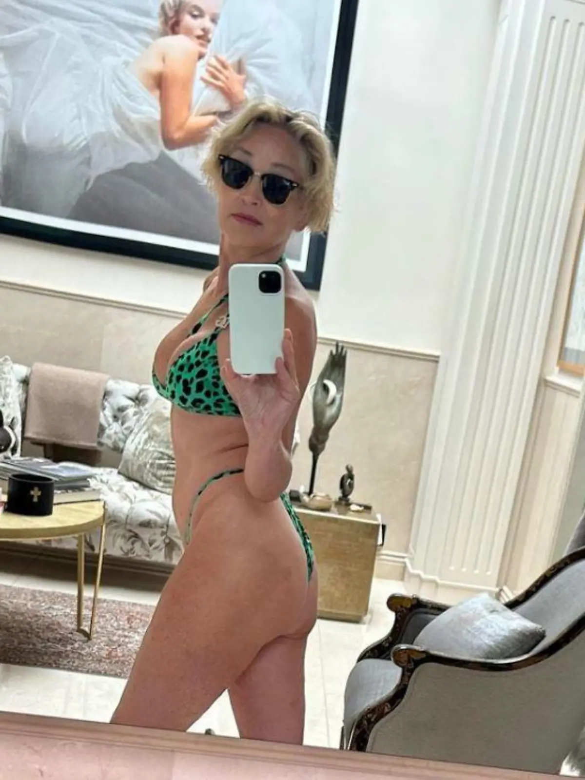 Sharon Stone posiert im knappen Bikini vor dem Spiegel.