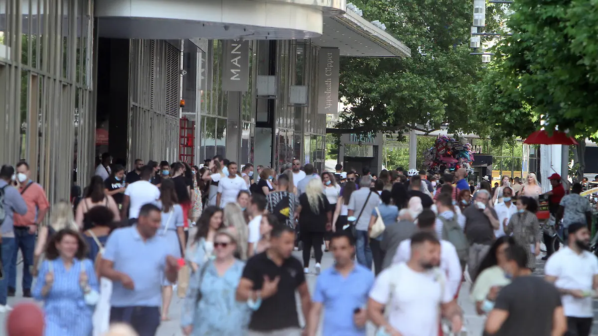  Nach den inzidenzbedingten Lockerungen und Wiedereröffnung der Geschäfte herrscht in der Einkaufsstraße und Fußgängerzone Zeil in der Innenstadt von Frankfurt wieder reger Andrang von Passanten, Hessen, Deutschland *** After the incidence-related relaxation and reopening of shops, the Zeil shopping street and pedestrian zone in downtown Frankfurt is once again bustling with passers-by, Hesse, Germany