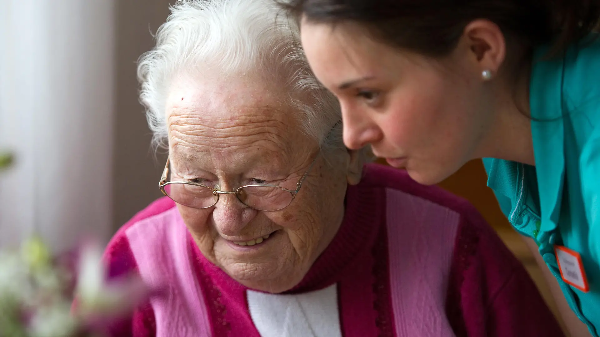 Die Ergotherapeutin Cornelia Rachold unterhält sich mit der an Demenz erkrankten Mauni Bever (l, 96 Jahre) im Zimmer der Bewohnerin im Seniorenheim Elbflorenz in Dresden, aufgenommen am 05.01.2010. Die Pflegedienste und -heime in Sachsen haben die erste Runde des sogenannten Pflege-TÜVs mit überwiegend guten Noten abgeschlossen. Alle fast 2000 Pflegeeinrichtungen im Freistaat sind nun einmal überprüft worden. Von jetzt an werden sie jährlich begutachtet. Foto: Arno Burgi