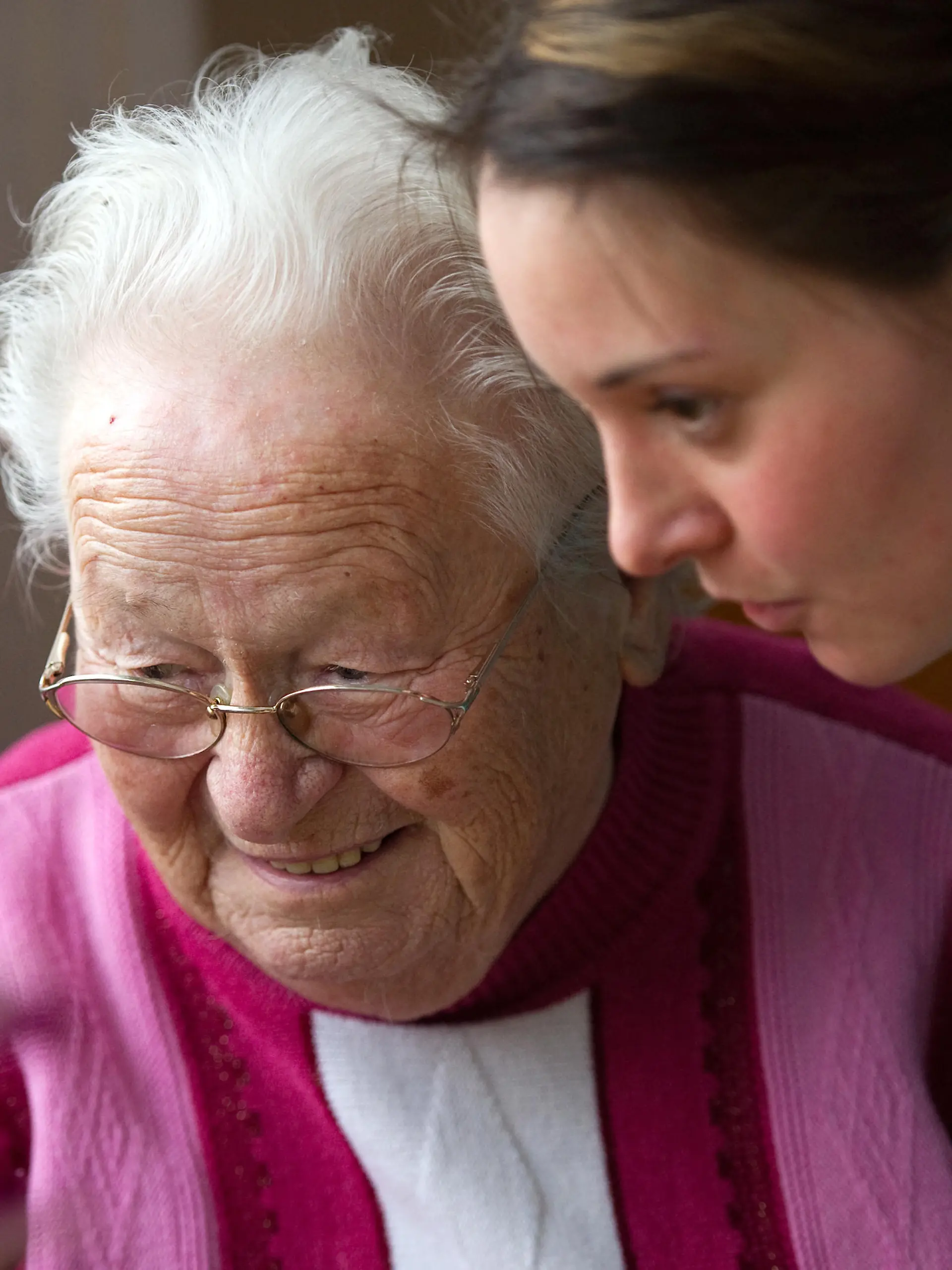 Die Ergotherapeutin Cornelia Rachold unterhält sich mit der an Demenz erkrankten Mauni Bever (l, 96 Jahre) im Zimmer der Bewohnerin im Seniorenheim Elbflorenz in Dresden, aufgenommen am 05.01.2010. Die Pflegedienste und -heime in Sachsen haben die erste Runde des sogenannten Pflege-TÜVs mit überwiegend guten Noten abgeschlossen. Alle fast 2000 Pflegeeinrichtungen im Freistaat sind nun einmal überprüft worden. Von jetzt an werden sie jährlich begutachtet. Foto: Arno Burgi