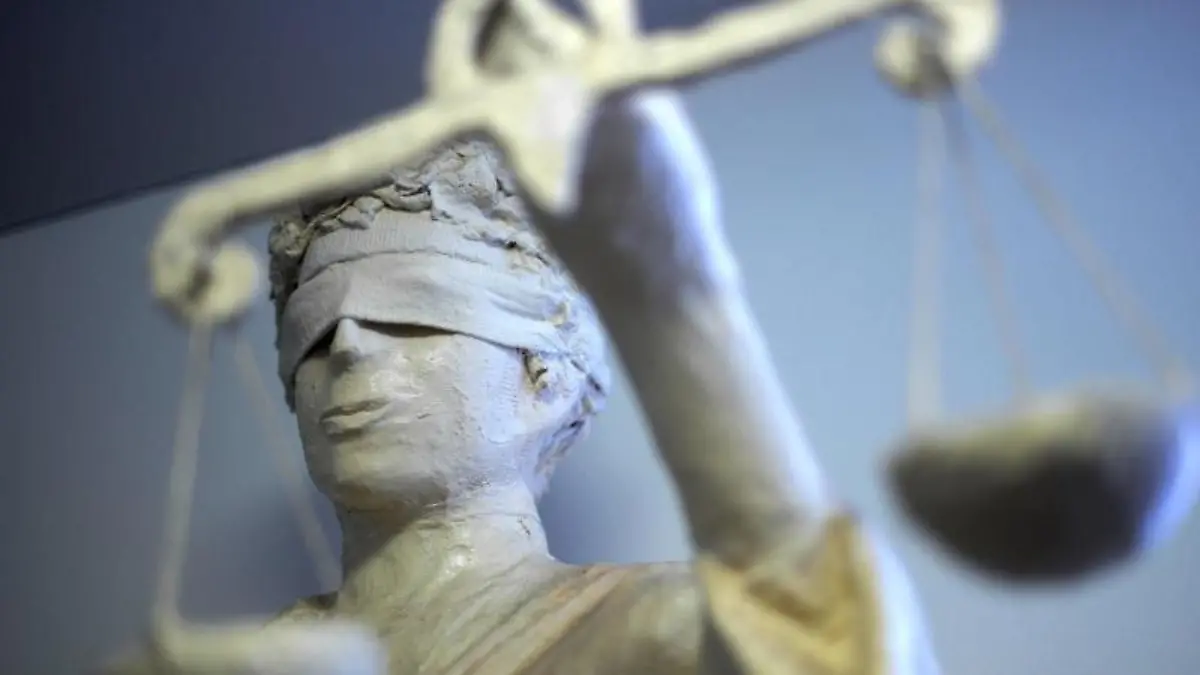 Die Statue Justizia