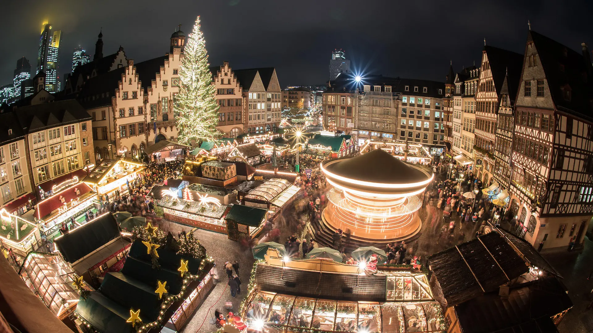 ARCHIV - 25.11.2015, Hessen, Frankfurt/Main: Im festlichen Lichterglanz erstrahlt der Weihnachtsmarkt. (zu dpa «Advent in der Corona-Krise: Hessische Städte planen Weihnachtsmärkte») Foto: Boris Roessler/dpa +++ dpa-Bildfunk +++
