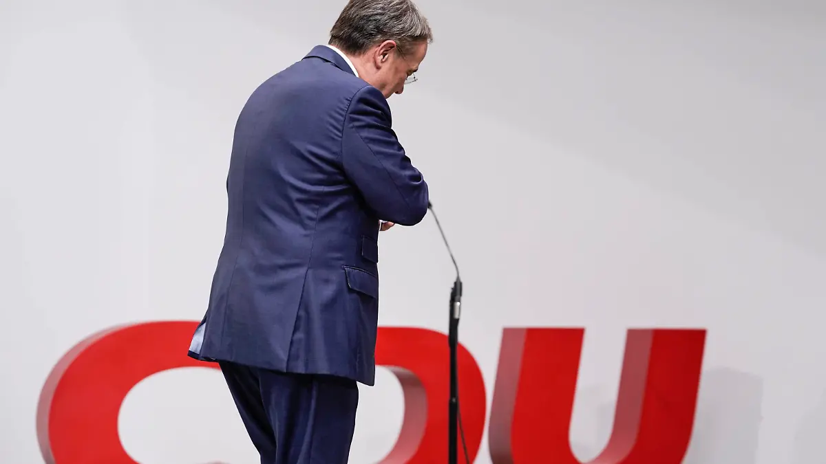 News Themen der Woche KW40 News Bilder des Tages Pressestatement von Armin Laschet im Konrad-Adenauer-Haus zur aktuellen Situation Aktuell, 07.10.2021, Berlin, Armin Laschet Ministerpraesident von Nordrhein-Westfalen, CDU-Vorsitzender und Kanzlerkandidat der CDU bei der Bundestagswahl 2021 im Portrait geht nach seinem Statement im Konrad-Adenauer-Haus der CDU Zentrale in Berlin zur aktuellen Situation Berlin Berlin Deutschland *** Press statement by Armin Laschet in the Konrad Adenauer House on the current situation Current, 07 10 2021, Berlin, Armin Laschet State Premier of North Rhine-Westphalia, CDU chairman and candidate for chancellor of the CDU in the federal election 2021 in the portrait goes after his statement in the Konrad Adenauer House of the CDU headquarters in Berlin on the