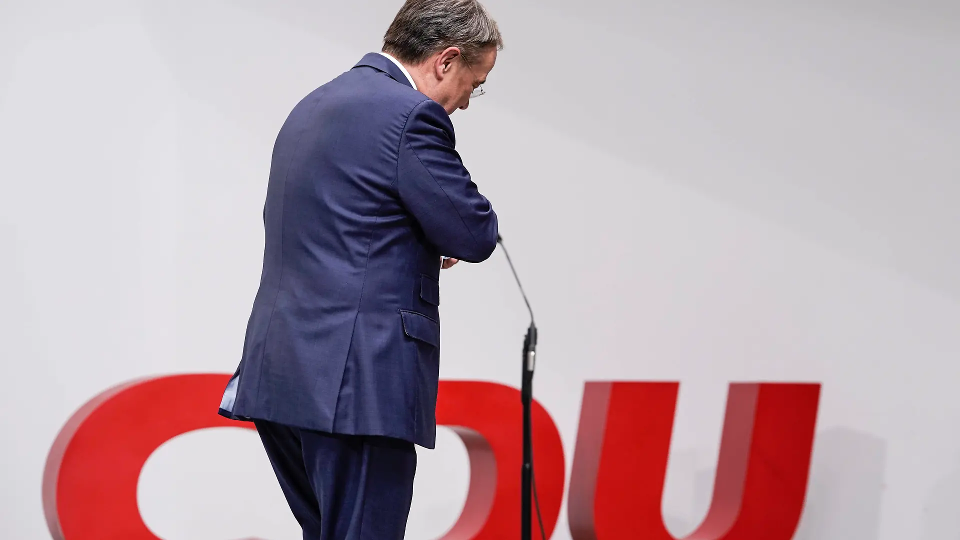 News Themen der Woche KW40 News Bilder des Tages Pressestatement von Armin Laschet im Konrad-Adenauer-Haus zur aktuellen Situation Aktuell, 07.10.2021, Berlin, Armin Laschet Ministerpraesident von Nordrhein-Westfalen, CDU-Vorsitzender und Kanzlerkandidat der CDU bei der Bundestagswahl 2021 im Portrait geht nach seinem Statement im Konrad-Adenauer-Haus der CDU Zentrale in Berlin zur aktuellen Situation Berlin Berlin Deutschland *** Press statement by Armin Laschet in the Konrad Adenauer House on the current situation Current, 07 10 2021, Berlin, Armin Laschet State Premier of North Rhine-Westphalia, CDU chairman and candidate for chancellor of the CDU in the federal election 2021 in the portrait goes after his statement in the Konrad Adenauer House of the CDU headquarters in Berlin on the