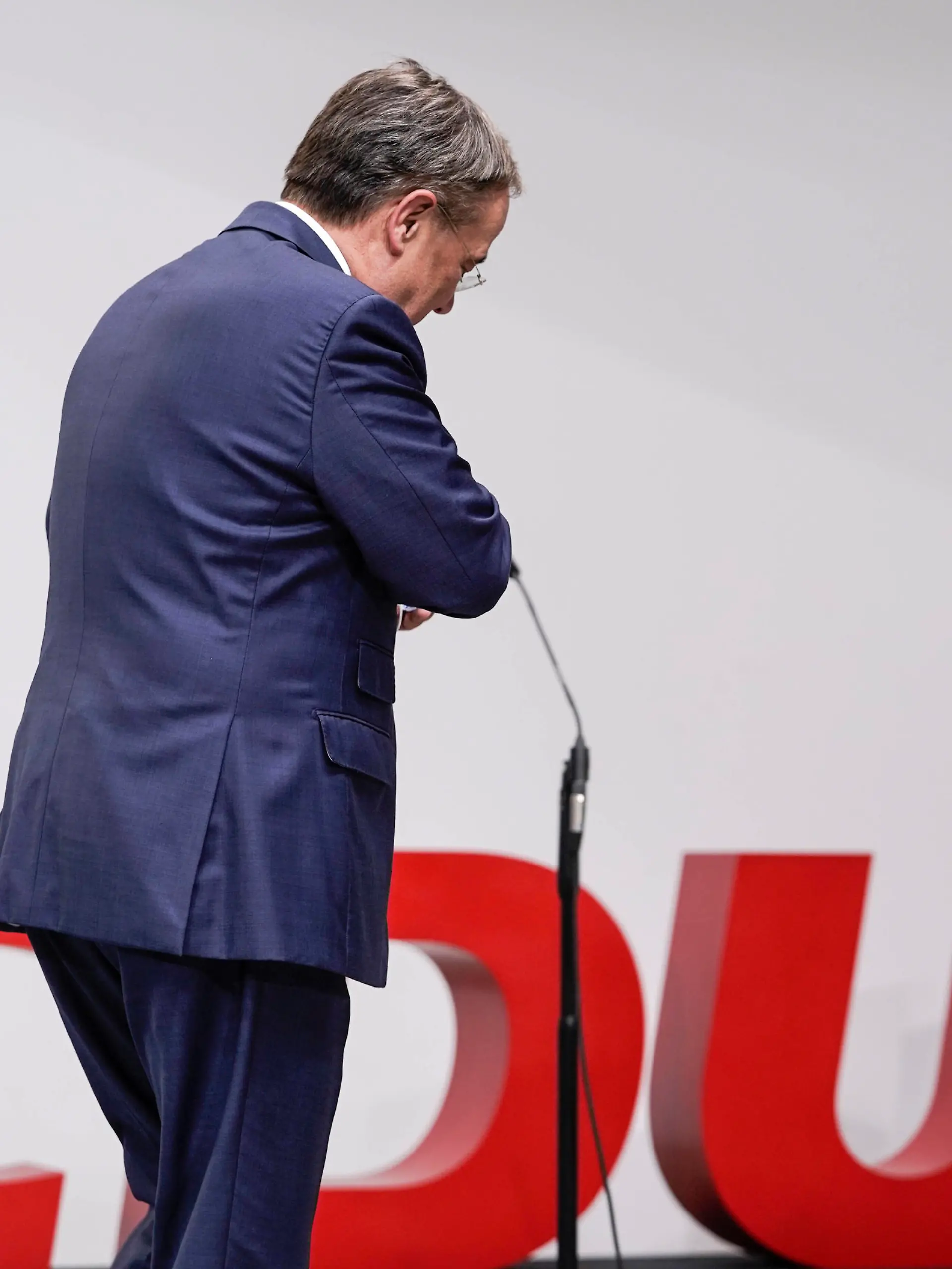 News Themen der Woche KW40 News Bilder des Tages Pressestatement von Armin Laschet im Konrad-Adenauer-Haus zur aktuellen Situation Aktuell, 07.10.2021, Berlin, Armin Laschet Ministerpraesident von Nordrhein-Westfalen, CDU-Vorsitzender und Kanzlerkandidat der CDU bei der Bundestagswahl 2021 im Portrait geht nach seinem Statement im Konrad-Adenauer-Haus der CDU Zentrale in Berlin zur aktuellen Situation Berlin Berlin Deutschland *** Press statement by Armin Laschet in the Konrad Adenauer House on the current situation Current, 07 10 2021, Berlin, Armin Laschet State Premier of North Rhine-Westphalia, CDU chairman and candidate for chancellor of the CDU in the federal election 2021 in the portrait goes after his statement in the Konrad Adenauer House of the CDU headquarters in Berlin on the