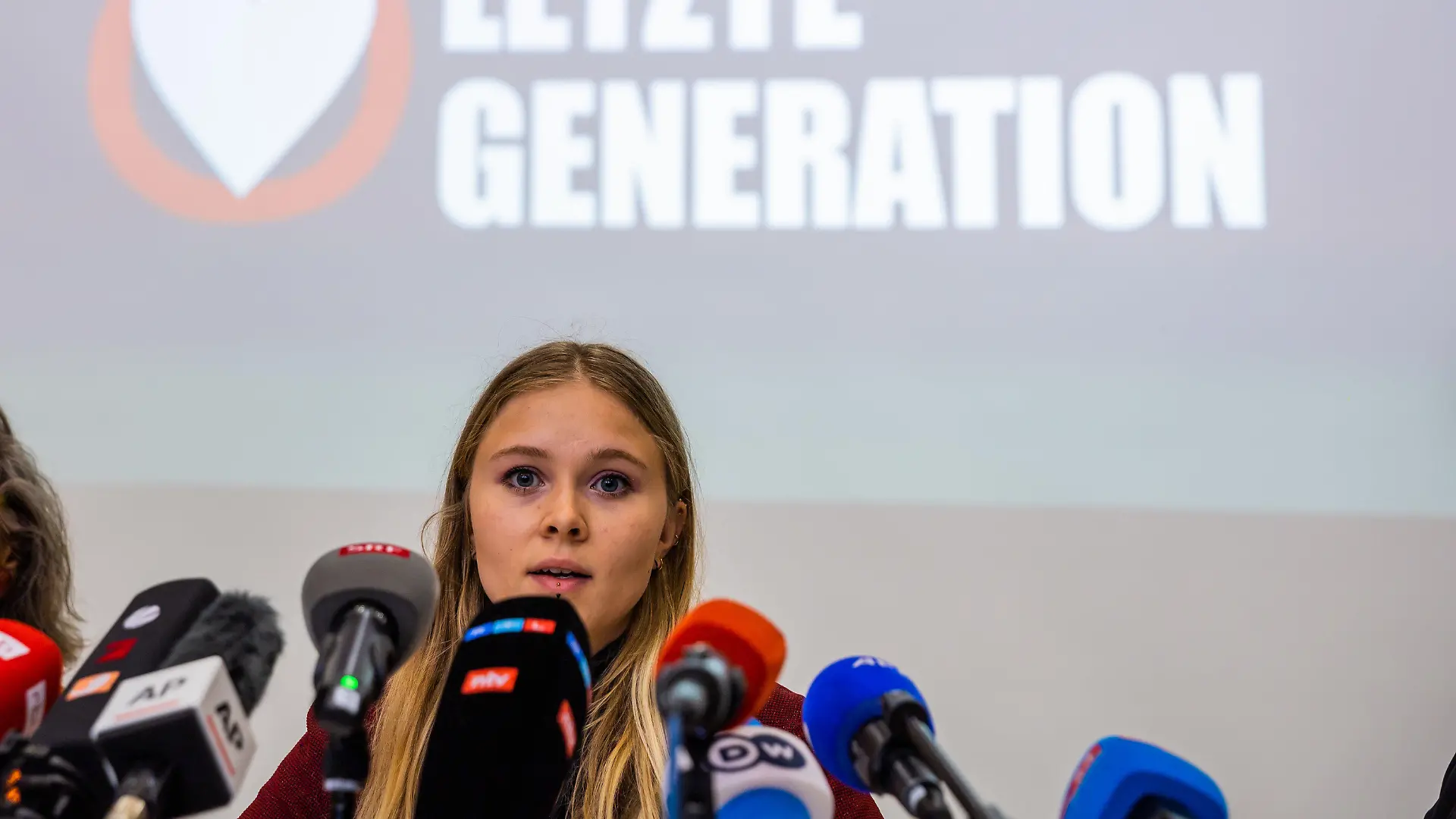 24.05.2023, Berlin: Aimee van Baalen, Sprecherin der Letzten Generation, spricht bei einer Pressekonferenz der Letzten Generation in der Reformationskirche in Berlin-Moabit. Foto: Christoph Soeder/dpa +++ dpa-Bildfunk +++