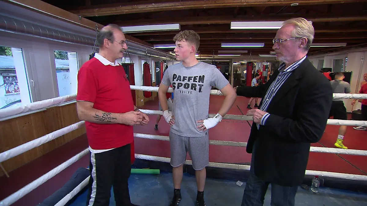 Der stellvertretende Vorsitzende Gert Bugdoll, Student Alexander Hüttmann und der Vorstand des Jugendsportvereins Frankfurt, Peter Benesch.