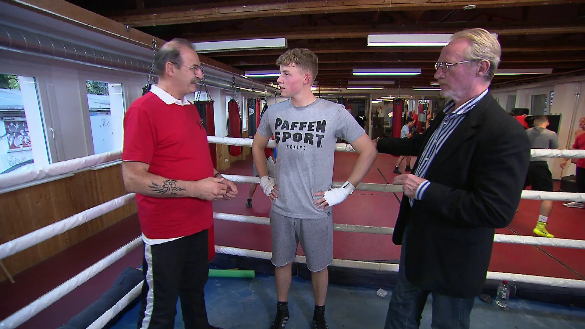 Der stellvertretende Vorsitzende Gert Bugdoll, Student Alexander Hüttmann und der Vorstand des Jugendsportvereins Frankfurt, Peter Benesch.