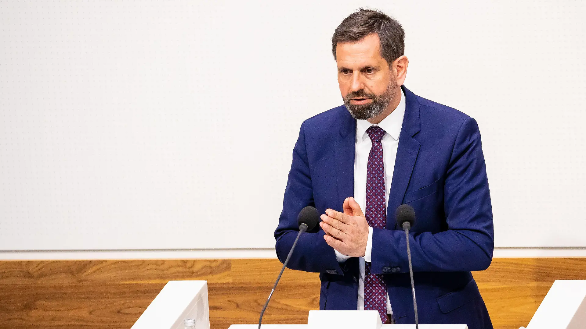 28.04.2021, Niedersachsen, Hannover: Olaf Lies (SPD), Minister für Wirtschaft, Arbeit und Verkehr, spricht in der Sitzung des niedersächsischen Landtags. Foto: Moritz Frankenberg/dpa +++ dpa-Bildfunk +++