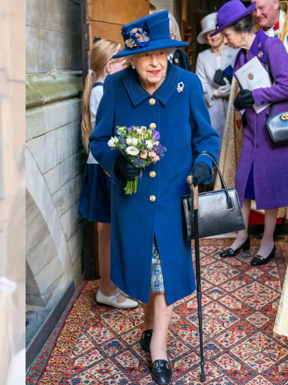 Queen Elizabeth II. erschien mit Gehstock in der Öffentlichkeit. Das tut sie normaler Weise nicht.