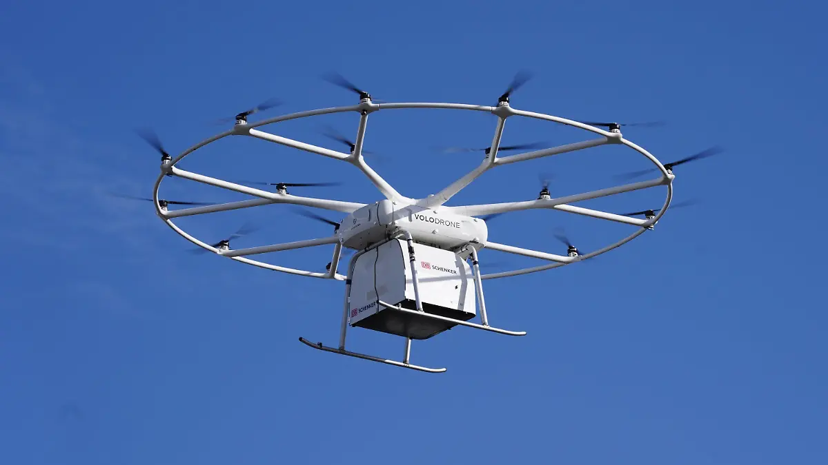 12.10.2021, Hamburg: Die Schwerlastdrohne Volodrone fliegt während des Premierenflugs über den Hafen. Für eine Woche ist die Hansestadt das weltweite Schaufenster für intelligente Verkehrssysteme. Zum ITS-Weltkongress treffen sich Experten für Verkehr, Logistik und Digitalisierung in Hamburg, um darüber zu diskutieren, wie gewerblicher und privater Verkehr unter den Vorzeichen von Klimakrise und steigenden Mobilitätswünschen aussehen könnten. Foto: Marcus Brandt/dpa +++ dpa-Bildfunk +++