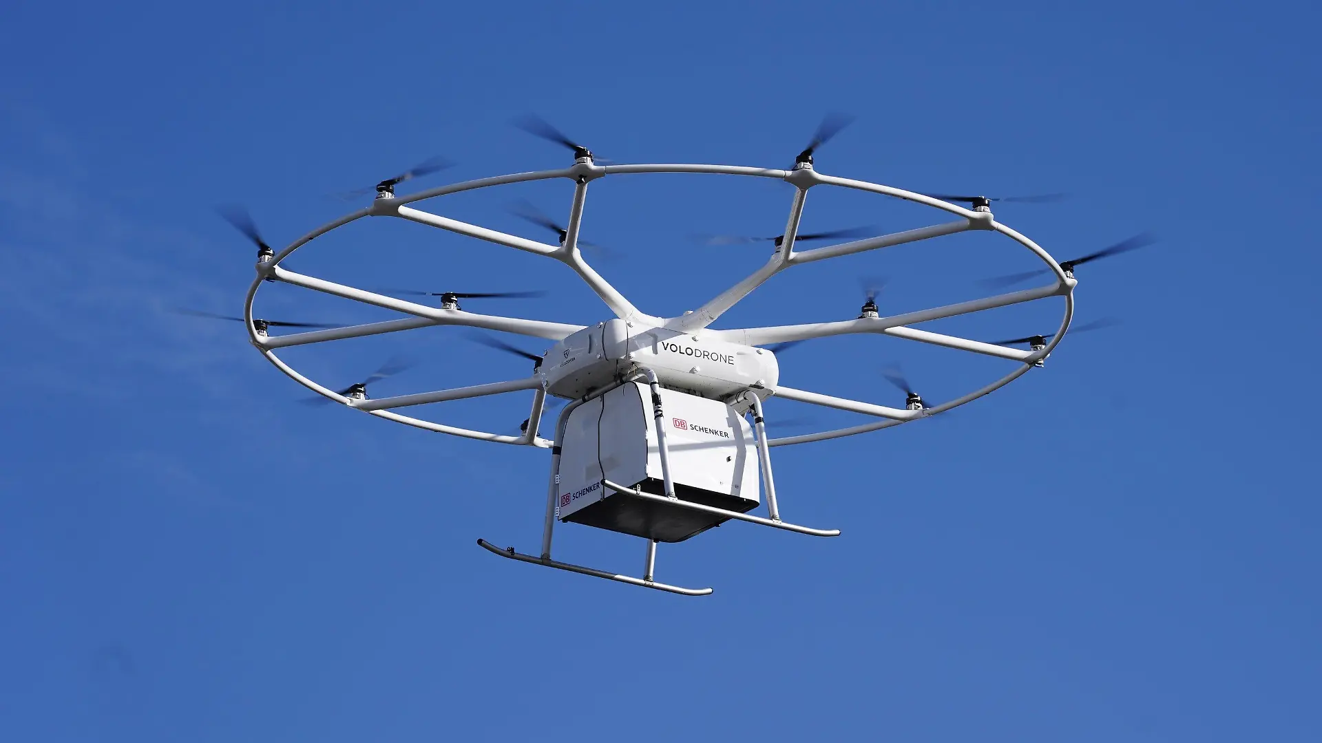 12.10.2021, Hamburg: Die Schwerlastdrohne Volodrone fliegt während des Premierenflugs über den Hafen. Für eine Woche ist die Hansestadt das weltweite Schaufenster für intelligente Verkehrssysteme. Zum ITS-Weltkongress treffen sich Experten für Verkehr, Logistik und Digitalisierung in Hamburg, um darüber zu diskutieren, wie gewerblicher und privater Verkehr unter den Vorzeichen von Klimakrise und steigenden Mobilitätswünschen aussehen könnten. Foto: Marcus Brandt/dpa +++ dpa-Bildfunk +++