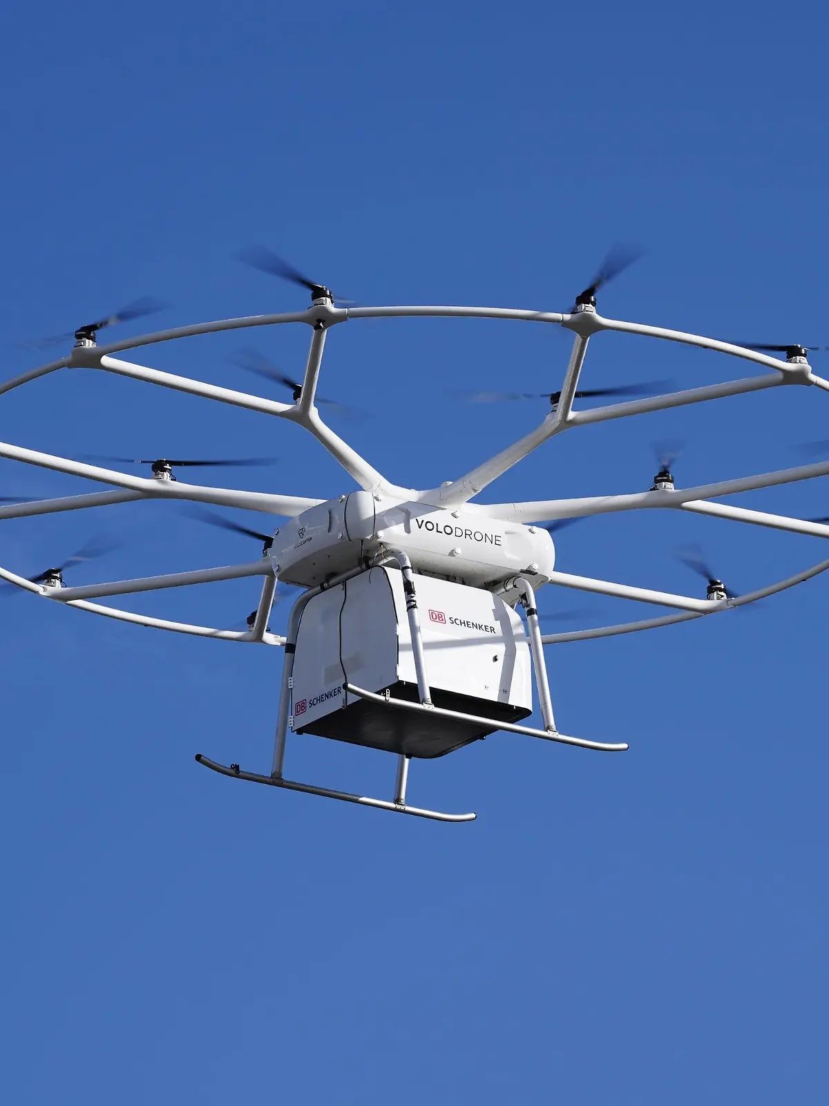12.10.2021, Hamburg: Die Schwerlastdrohne Volodrone fliegt während des Premierenflugs über den Hafen. Für eine Woche ist die Hansestadt das weltweite Schaufenster für intelligente Verkehrssysteme. Zum ITS-Weltkongress treffen sich Experten für Verkehr, Logistik und Digitalisierung in Hamburg, um darüber zu diskutieren, wie gewerblicher und privater Verkehr unter den Vorzeichen von Klimakrise und steigenden Mobilitätswünschen aussehen könnten. Foto: Marcus Brandt/dpa +++ dpa-Bildfunk +++