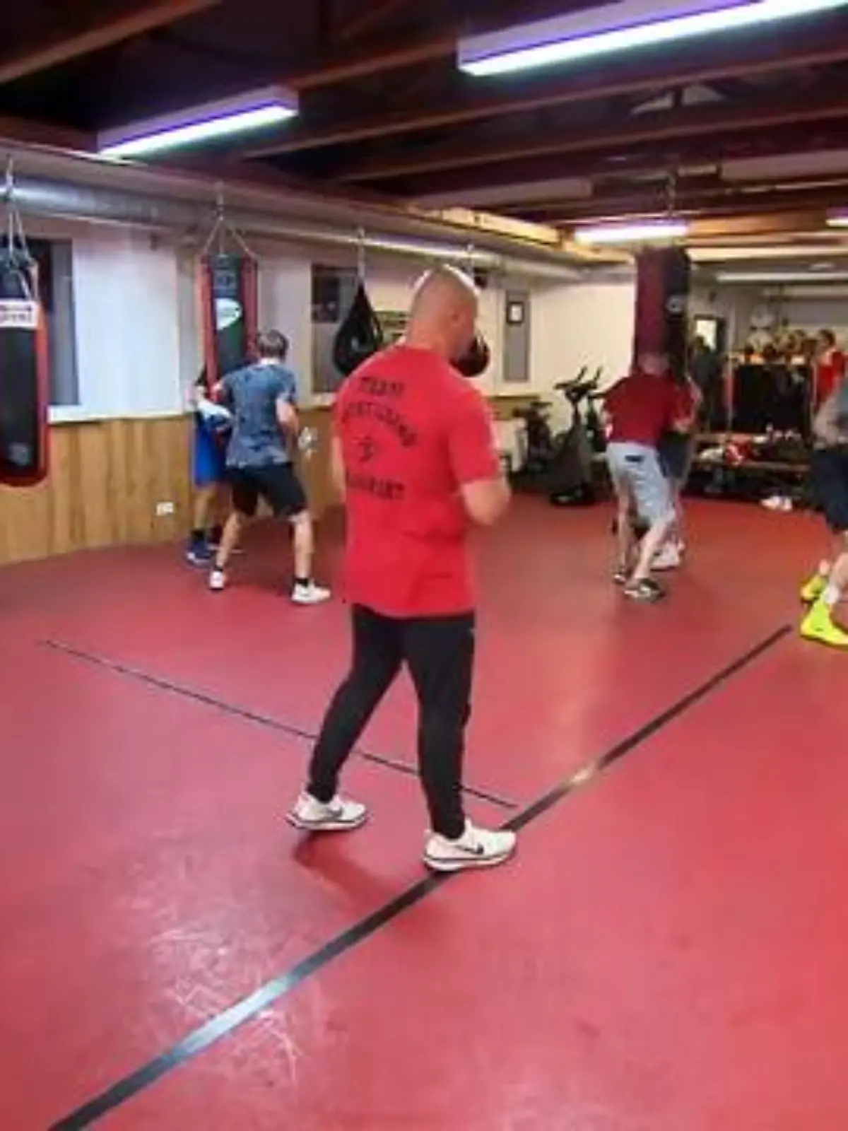 Das sich in diesem Industriegebiet in Frankfurter Gallusviertel erfolgreiches Boxcamp versteckt, mag den einen oder anderen zunächst überraschen. Doch beim Box- und Tischtennis Camp Gallus geht es nicht unbedingt um sportliche Erfolge, sondern um Disziplin, Fairness und gute Noten.