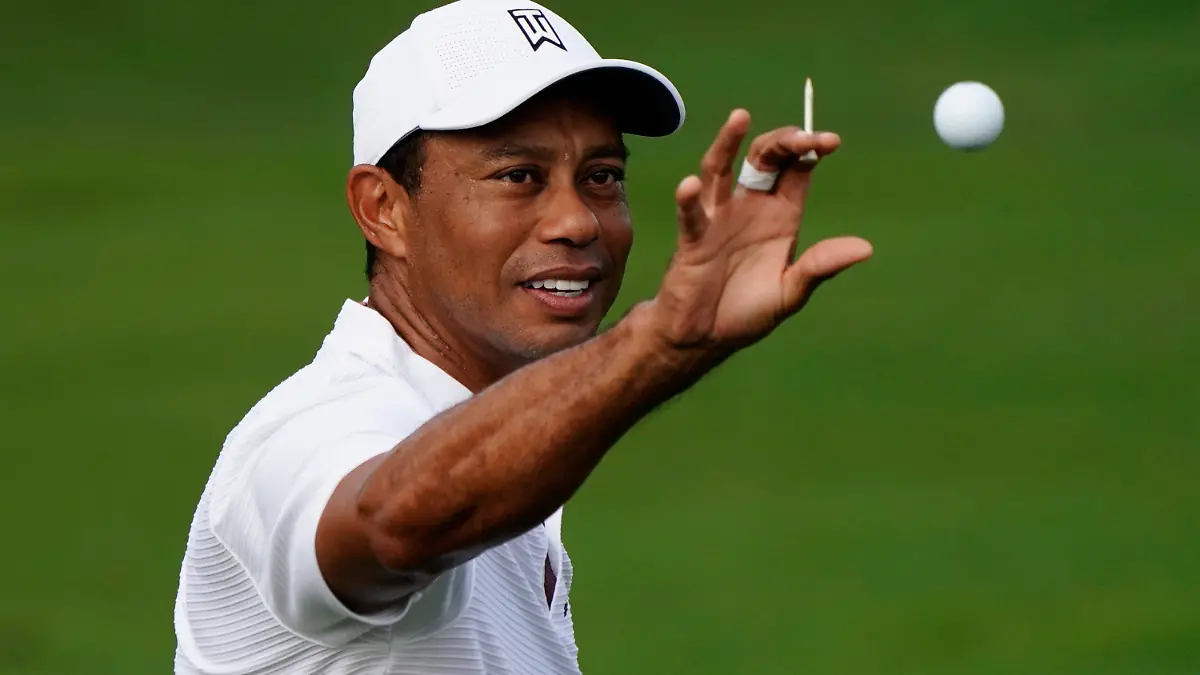 ARCHIV - 11.11.2020, USA, Augusta: Golf: US-Masters, Übungsrunde: Tiger Woods aus den USA fängt einen Ball an der Driving Range.. (zu dpa: «Golf-Profi Tiger Woods bei Verkehrsunfall an Beinen verletzt») Foto: Matt Slocum/AP/dpa +++ dpa-Bildfunk +++