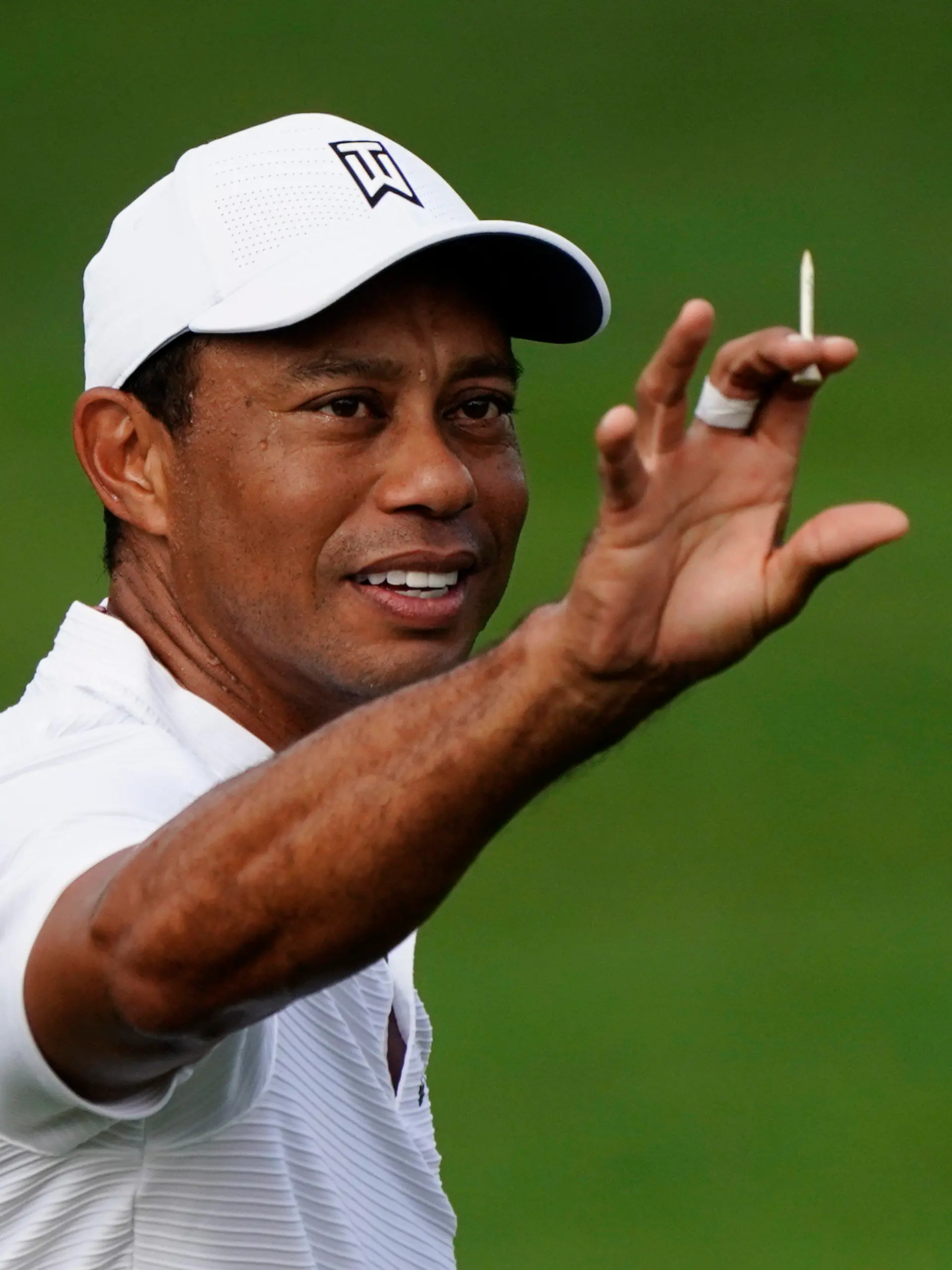 ARCHIV - 11.11.2020, USA, Augusta: Golf: US-Masters, Übungsrunde: Tiger Woods aus den USA fängt einen Ball an der Driving Range.. (zu dpa: «Golf-Profi Tiger Woods bei Verkehrsunfall an Beinen verletzt») Foto: Matt Slocum/AP/dpa +++ dpa-Bildfunk +++