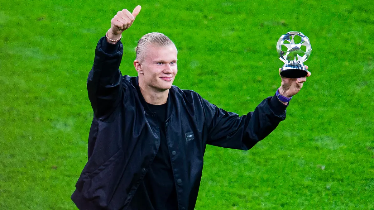 Sport Themen der Woche KW39 Sport Bilder des Tages 28.09.2021 - Fußball, 2021/2022, UEFA UEFA Champions League, 2. Spieltag, Borussia Dortmund - Sporting Lissabon: Erling Haaland Dortmund bekam die Auszeichnung der UEFA Champions League für denSpieler der Saison 2020/2021 Dortmund Nordrhein-Westfalen Deutschland Signal Iduna Park *** 28 09 2021 Football, 2021 2022, UEFA UEFA Champions League, Matchday 2, Borussia Dortmund Sporting Lisbon Erling Haaland Dortmund received the UEFA Champions League award for thePlayer of the Season 2020 2021 Dortmund Nordrhein Westfalen Germany Signal Iduna Park