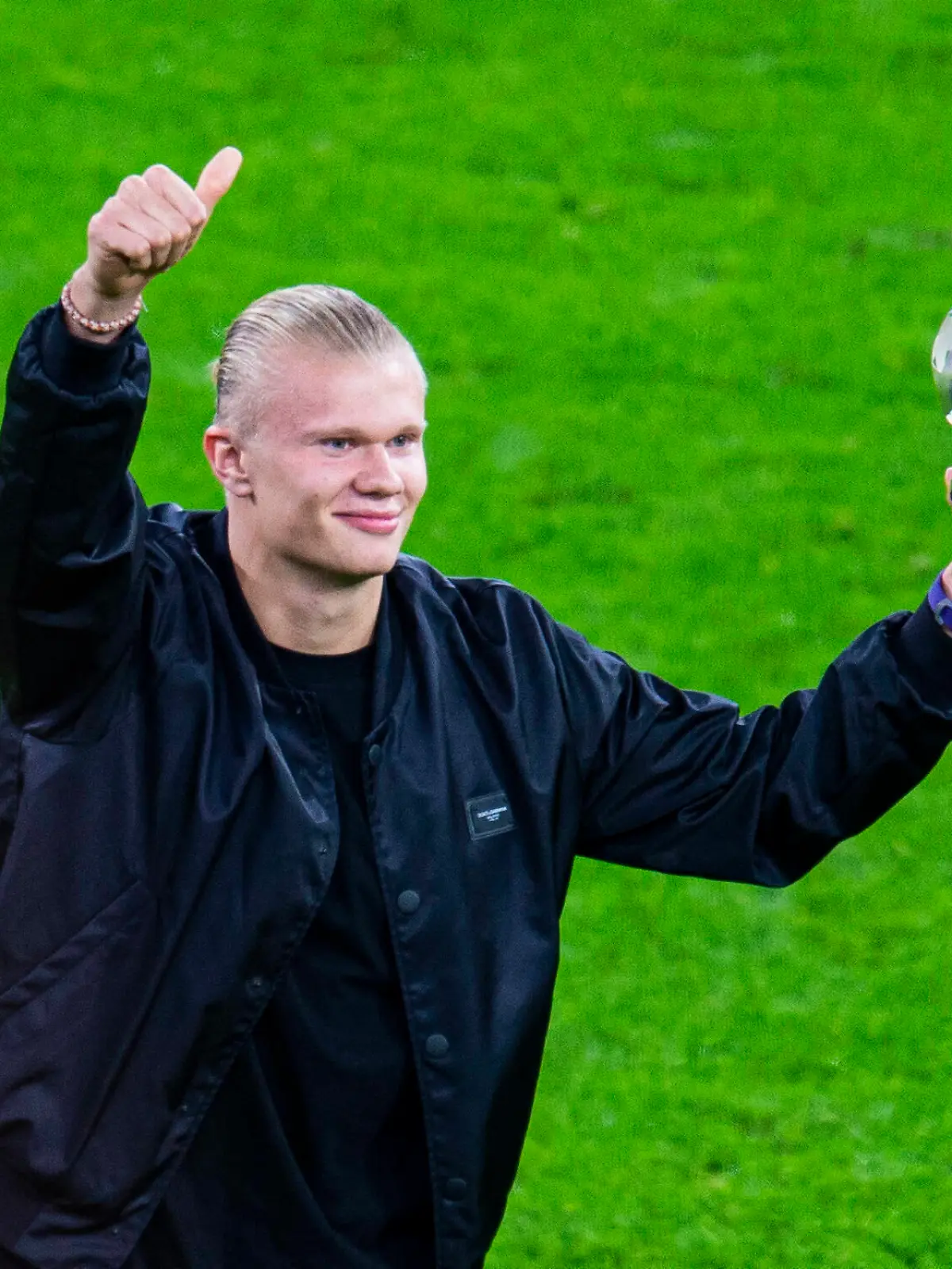 Sport Themen der Woche KW39 Sport Bilder des Tages 28.09.2021 - Fußball, 2021/2022, UEFA UEFA Champions League, 2. Spieltag, Borussia Dortmund - Sporting Lissabon: Erling Haaland Dortmund bekam die Auszeichnung der UEFA Champions League für denSpieler der Saison 2020/2021 Dortmund Nordrhein-Westfalen Deutschland Signal Iduna Park *** 28 09 2021 Football, 2021 2022, UEFA UEFA Champions League, Matchday 2, Borussia Dortmund Sporting Lisbon Erling Haaland Dortmund received the UEFA Champions League award for thePlayer of the Season 2020 2021 Dortmund Nordrhein Westfalen Germany Signal Iduna Park