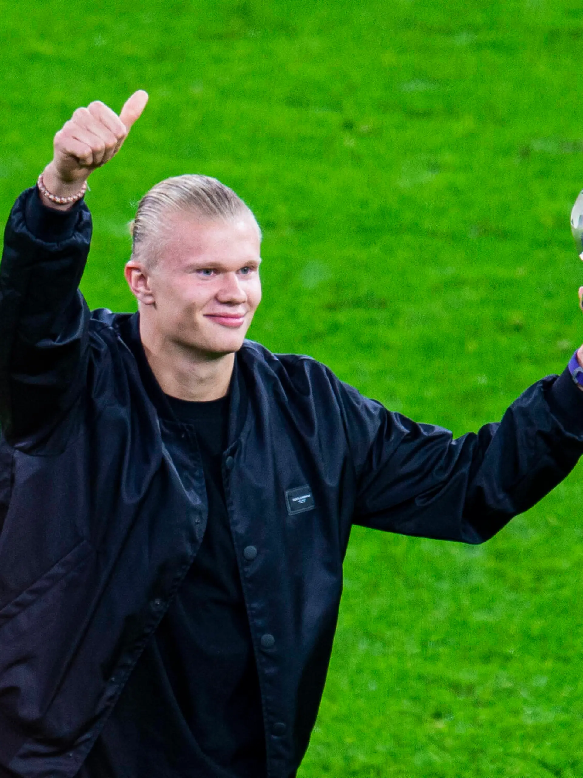 Sport Themen der Woche KW39 Sport Bilder des Tages 28.09.2021 - Fußball, 2021/2022, UEFA UEFA Champions League, 2. Spieltag, Borussia Dortmund - Sporting Lissabon: Erling Haaland Dortmund bekam die Auszeichnung der UEFA Champions League für denSpieler der Saison 2020/2021 Dortmund Nordrhein-Westfalen Deutschland Signal Iduna Park *** 28 09 2021 Football, 2021 2022, UEFA UEFA Champions League, Matchday 2, Borussia Dortmund Sporting Lisbon Erling Haaland Dortmund received the UEFA Champions League award for thePlayer of the Season 2020 2021 Dortmund Nordrhein Westfalen Germany Signal Iduna Park